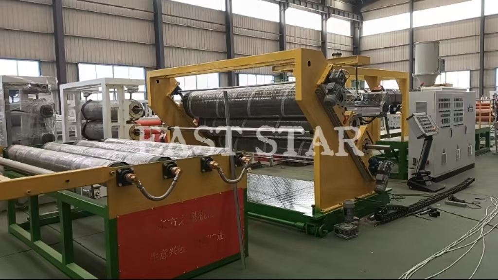 2.4-మీటర్ల ఎరువు బెల్ట్ షీట్ ఉత్పత్తి లైన్ వ్యవస్థాపించబడింది మరియు ప్యాకేజింగ్ కోసం సిద్ధంగా ఉంది