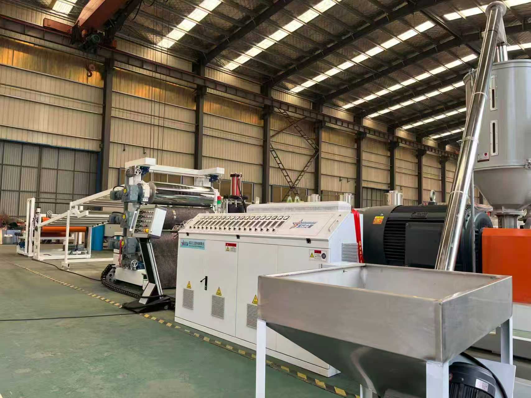 QINGDAO EASTSTAR TPE/TPV/TPU/TPR యాంటీ-స్లిప్ మ్యాట్ ఎక్విప్‌మెంట్ తనిఖీ కోసం క్లయింట్‌లను స్వాగతించింది