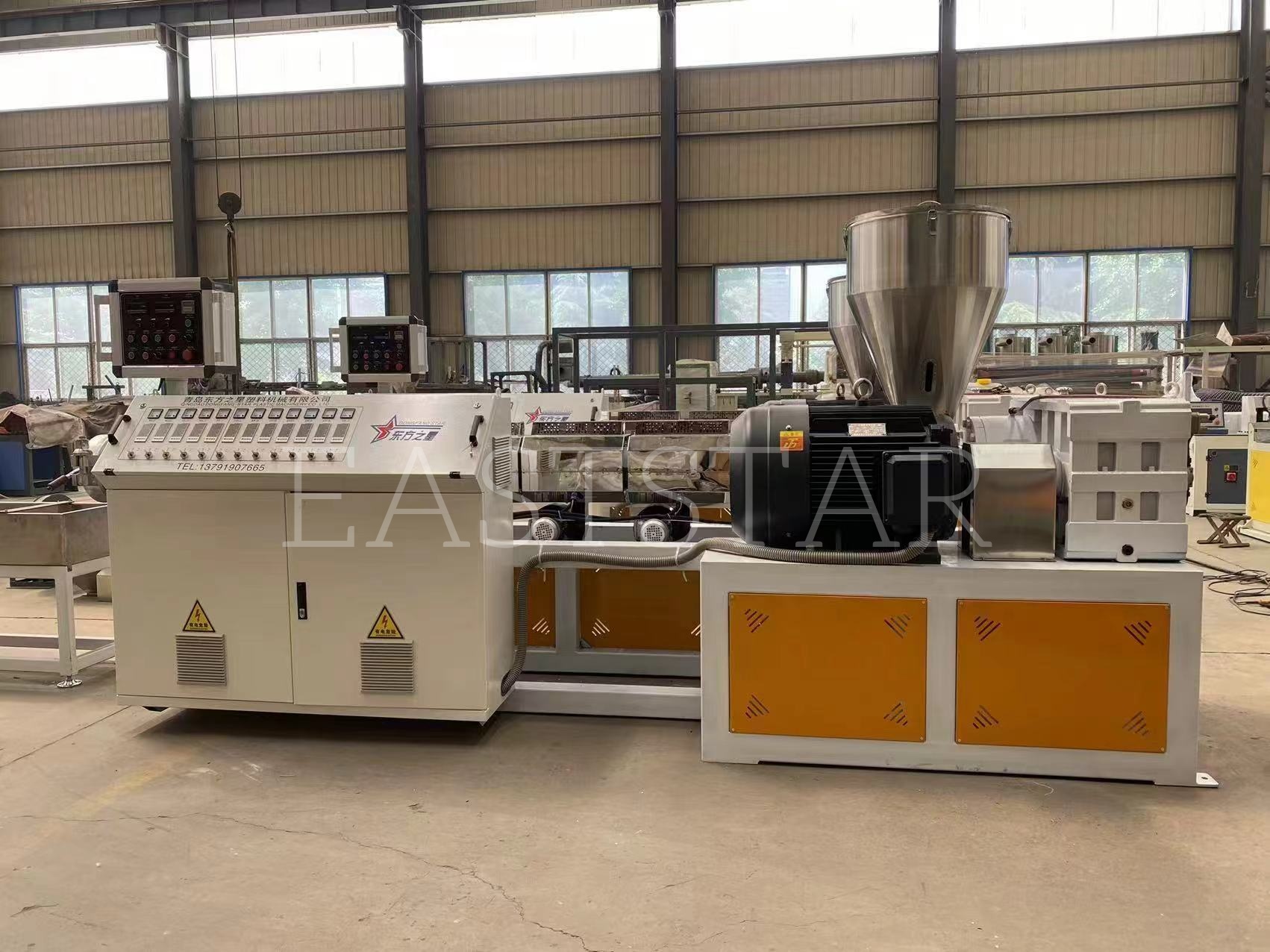 మా సాంకేతిక బృందం మా అరబ్ క్లయింట్ కోసం TSSK65 సమాంతర ట్విన్-స్క్రూ గ్రాన్యులేటర్ యొక్క ఖచ్చితమైన అసెంబ్లీని నిర్వహిస్తోంది