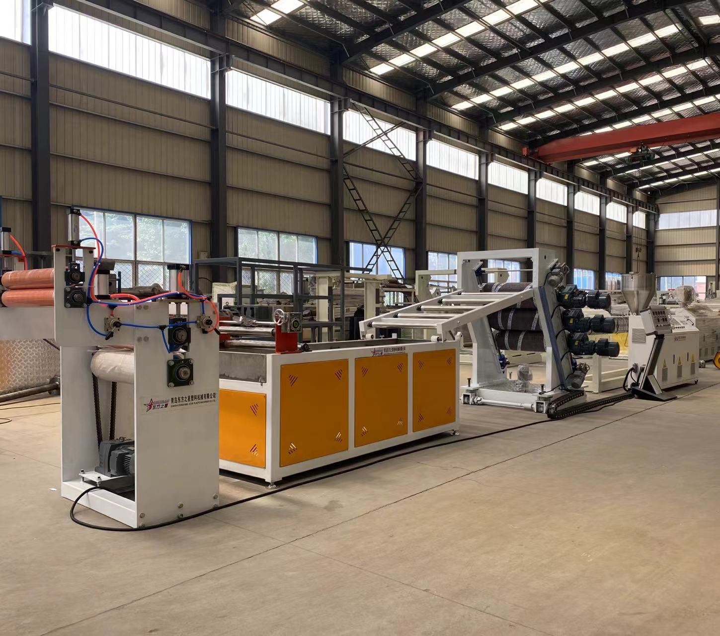 వృత్తిపరమైన PVC ఫ్లెక్సిబుల్ డోర్ కర్టెన్ ప్రొడక్షన్ లైన్ సొల్యూషన్స్ ఎనేబుల్ ఇండస్ట్రియల్ డోర్ కర్టెన్ ప్రొడక్షన్