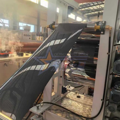 డెజౌ కస్టమర్ POK హిప్స్ పరికరాలను తనిఖీ చేస్తాడు