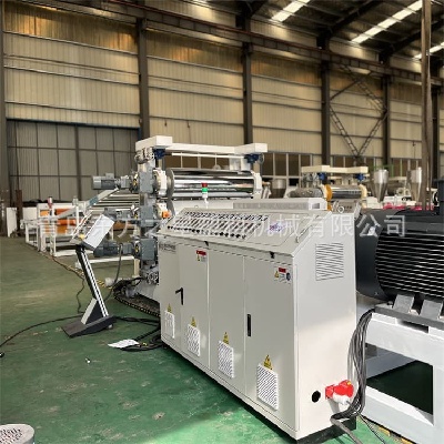 ఫ్లెక్సిబుల్ షీట్ తయారీ: వృత్తిపరమైన SPVC ఫ్లెక్సిబుల్ షీట్ ప్రొడక్షన్ లైన్ ఆధునిక పశువులు మరియు నిర్మాణ సామగ్రి అభివృద్ధికి శక్తినిస్తుంది